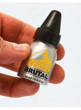 Everest Brutal 10 ml sniffer con la mano